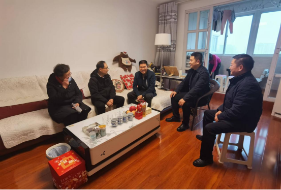 黨建引領聚合力 走訪慰問暖人心—產業集團開展春節走訪慰問老黨員活動550.png 黨建引領聚合力 走訪慰問暖人心—產業集團開展春節走訪慰問老黨員活動550.png